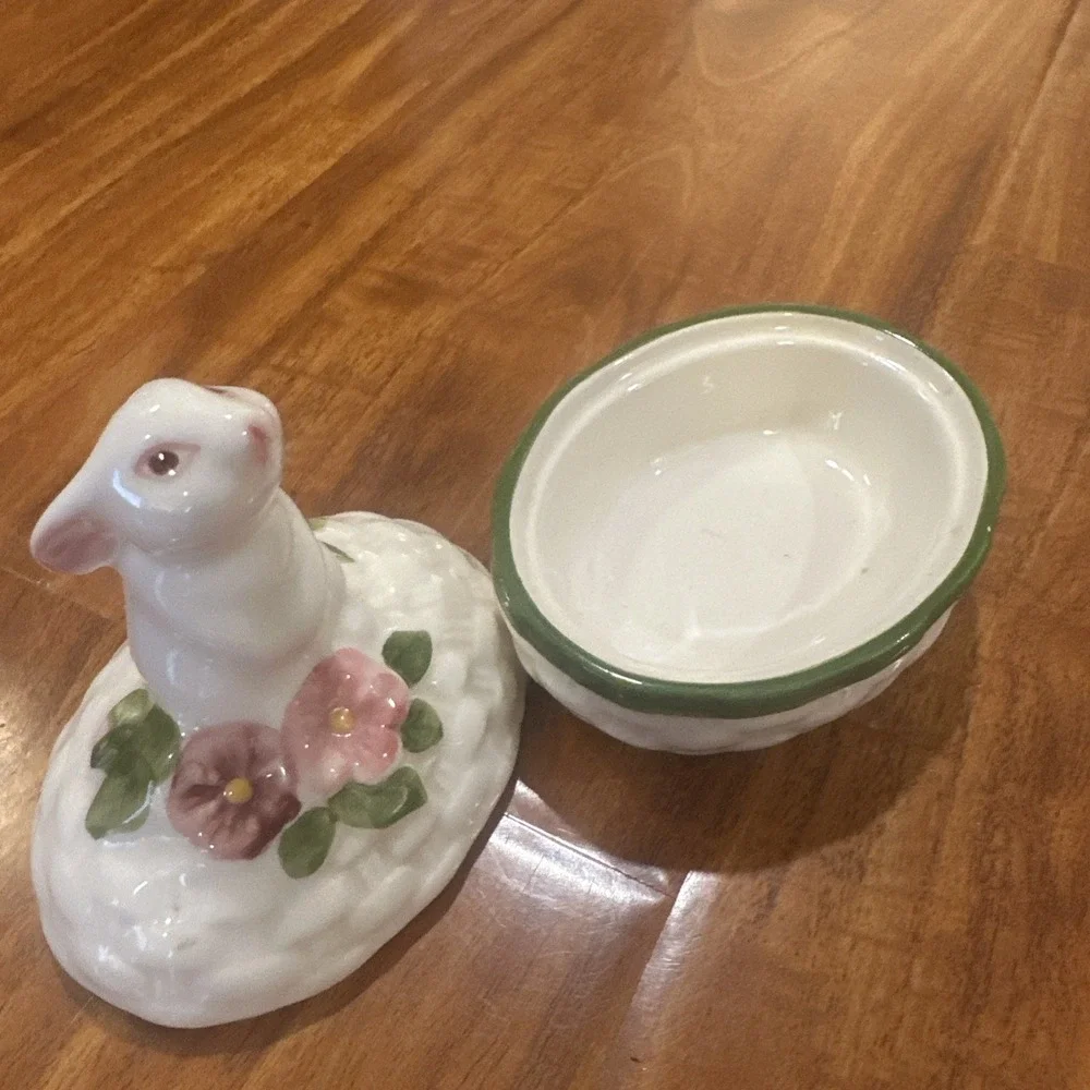 Vintage 80s Avon Bunny Rabbit Easter Holiday Spring Lidded‎ Trinket Box Brazil